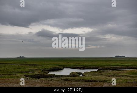 PRODUCTION - 29 septembre 2023, Schleswig-Holstein, Hallig Langeneß : les nuages se déplacent sur le Hallig. Photo : Axel Heimken/dpa Banque D'Images