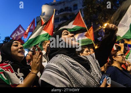 Barcelone, Espagne. 11 octobre 2023. Des femmes palestiniennes brandissent des drapeaux palestiniens et chantent des slogans lors d'une manifestation de solidarité avec la Palestine. La diaspora palestinienne et d’autres manifestants pro-palestiniens sont descendus dans les rues de Barcelone pour condamner la violence contre le peuple palestinien et exiger la fin de l’apartheid israélien. (Image de crédit : © Axel Miranda/SOPA Images via ZUMA Press Wire) USAGE ÉDITORIAL SEULEMENT! Non destiné à UN USAGE commercial ! Banque D'Images