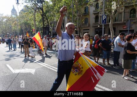 Barcelone, Espagne. 08 octobre 2023. Un homme vend des drapeaux espagnols pendant la manifestation. La population espagnole conservatrice et d'extrême droite a manifesté contre le président par intérim Pedro Sanchez pour sa volonté de former le gouvernement avec l'accord des partis indépendantistes catalans pour appliquer l'amnistie à Carles Puigdemont. Crédit : SOPA Images Limited/Alamy Live News Banque D'Images