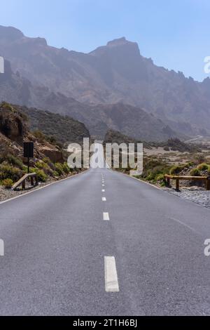 Belle route à côté du point de vue de Llano de Ucanca dans le parc naturel du Teide à Tenerife, îles Canaries Banque D'Images