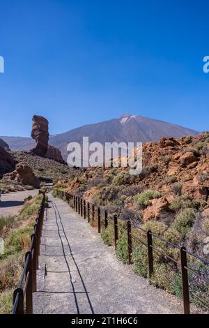 Sentier touristique entre les Roques de Gracia et la Roque Cinchado dans la zone naturelle du Teide à Tenerife, îles Canaries Banque D'Images