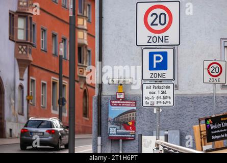 Le panneau de signalisation Tempo 20 km h s'applique sur certaines rues de la ville de Rottweil, Baden-Wuerttemberg, Allemagne Banque D'Images