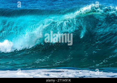 Observation de la grande vague Waimea Bay North Shore Oahu Hawaii. Waimea Bay est célèbre pour le surf des grandes vagues. Ce jour-là, les vagues étaient hautes de 15 à 20 pieds. Banque D'Images