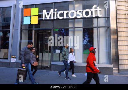 New York, États-Unis. 13 octobre 2023. Une vue extérieure du bureau de Microsoft près de Times Square à New York, NY, USA le 13 octobre 2023. Photo de Charles Guerin/ABACAPRESS.COM crédit : Abaca Press/Alamy Live News Banque D'Images