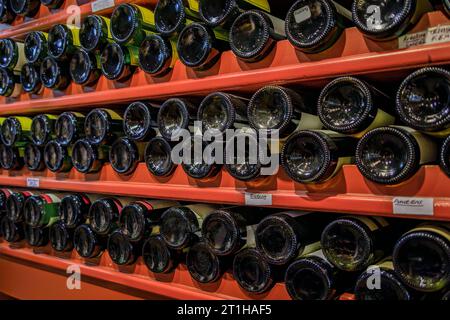 Bouteilles de vin blanc traditionnel alsacien des caves locales alignées sur les étagères des magasins dans le carré d'Or, le centre historique de Strasbourg, Alsace Banque D'Images