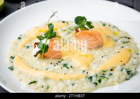 porridge magnifiquement servi avec œufs et herbes vue latérale Banque D'Images