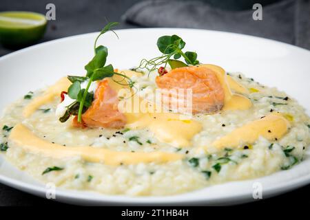 porridge magnifiquement servi avec œufs et herbes vue latérale Banque D'Images