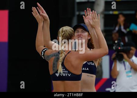 Tlaxcala, Ciudad de Mexico, Mexique. 14 octobre 2023. 13 octobre 2023, Tlaxcala, Mexique : Kelly Cheng et Sara Hughes des États-Unis célèbrent lors des quarts de finale du Championnat du monde de Beach volley féminin entre les États-Unis et le Brésil. Le 13 octobre 2023 à Tlaxcala, Mexique. (Image de crédit : © Essene Hernandez/eyepix via ZUMA Press Wire) USAGE ÉDITORIAL SEULEMENT! Non destiné à UN USAGE commercial ! Banque D'Images