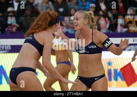 Tlaxcala, Ciudad de Mexico, Mexique. 14 octobre 2023. 13 octobre 2023, Tlaxcala, Mexique : Kelly Cheng et Sara Hughes des États-Unis célèbrent lors des quarts de finale du Championnat du monde de Beach volley féminin entre les États-Unis et le Brésil. Le 13 octobre 2023 à Tlaxcala, Mexique. (Image de crédit : © Essene Hernandez/eyepix via ZUMA Press Wire) USAGE ÉDITORIAL SEULEMENT! Non destiné à UN USAGE commercial ! Banque D'Images