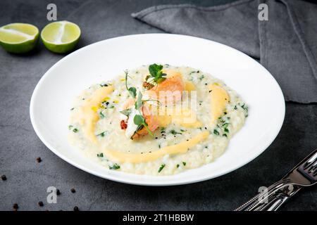 porridge magnifiquement servi avec oeufs et herbes vue de dessus Banque D'Images