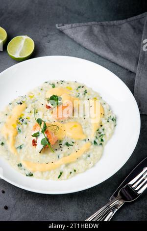 porridge magnifiquement servi avec œufs et herbes vue latérale Banque D'Images