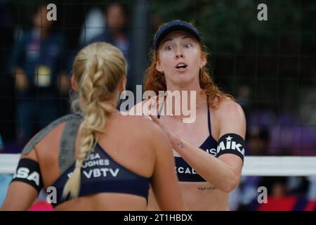 Tlaxcala, Ciudad de Mexico, Mexique. 14 octobre 2023. 13 octobre 2023, Tlaxcala, Mexique : Kelly Cheng et Sara Hughes des États-Unis célèbrent lors des quarts de finale du Championnat du monde de Beach volley féminin entre les États-Unis et le Brésil. Le 13 octobre 2023 à Tlaxcala, Mexique. (Image de crédit : © Essene Hernandez/eyepix via ZUMA Press Wire) USAGE ÉDITORIAL SEULEMENT! Non destiné à UN USAGE commercial ! Banque D'Images