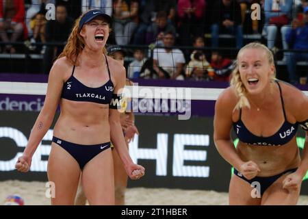 Tlaxcala, Ciudad de Mexico, Mexique. 14 octobre 2023. 13 octobre 2023, Tlaxcala, Mexique : Kelly Cheng et Sara Hughes des États-Unis célèbrent lors des quarts de finale du Championnat du monde de Beach volley féminin entre les États-Unis et le Brésil. Le 13 octobre 2023 à Tlaxcala, Mexique. (Image de crédit : © Essene Hernandez/eyepix via ZUMA Press Wire) USAGE ÉDITORIAL SEULEMENT! Non destiné à UN USAGE commercial ! Banque D'Images