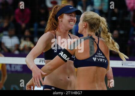 Tlaxcala, Ciudad de Mexico, Mexique. 14 octobre 2023. 13 octobre 2023, Tlaxcala, Mexique : Kelly Cheng et Sara Hughes des États-Unis célèbrent lors des quarts de finale du Championnat du monde de Beach volley féminin entre les États-Unis et le Brésil. Le 13 octobre 2023 à Tlaxcala, Mexique. (Image de crédit : © Essene Hernandez/eyepix via ZUMA Press Wire) USAGE ÉDITORIAL SEULEMENT! Non destiné à UN USAGE commercial ! Banque D'Images