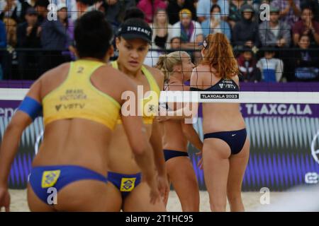Tlaxcala, Ciudad de Mexico, Mexique. 14 octobre 2023. 13 octobre 2023, Tlaxcala, Mexique : Kelly Cheng et Sara Hughes des États-Unis célèbrent lors des quarts de finale du Championnat du monde de Beach volley féminin entre les États-Unis et le Brésil. Le 13 octobre 2023 à Tlaxcala, Mexique. (Image de crédit : © Essene Hernandez/eyepix via ZUMA Press Wire) USAGE ÉDITORIAL SEULEMENT! Non destiné à UN USAGE commercial ! Banque D'Images