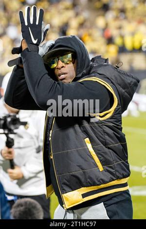 Boulder, Colorado, États-Unis. 13 octobre 2023. L'entraîneur-chef des Buffaloes du Colorado, Deion Sanders, salue la foule locale avant le match de football entre Colorado et Stanford à Boulder, CO Derek Regensburger/CSM/Alamy Live News Banque D'Images