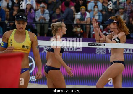 Tlaxcala, Ciudad de Mexico, Mexique. 14 octobre 2023. 13 octobre 2023, Tlaxcala, Mexique : Kelly Cheng et Sara Hughes des États-Unis célèbrent lors des quarts de finale du Championnat du monde de Beach volley féminin entre les États-Unis et le Brésil. Le 13 octobre 2023 à Tlaxcala, Mexique. (Image de crédit : © Essene Hernandez/eyepix via ZUMA Press Wire) USAGE ÉDITORIAL SEULEMENT! Non destiné à UN USAGE commercial ! Banque D'Images