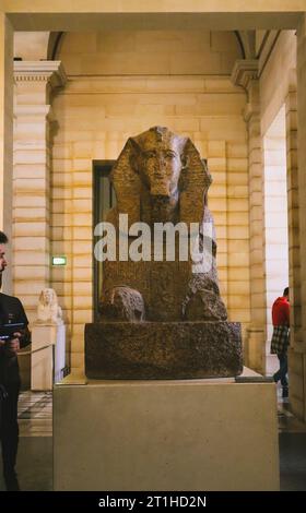 Sculpture Sphinx au Musée du Louvre à Paris, France. Galerie égyptienne du Louvre. Banque D'Images