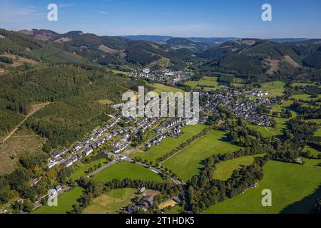 Luftbild, Ortsansicht Ortsteil Saalhausen, Waldgebiet mit Waldschäden, Kirche St. Jodokus, Saalhausen, Lennestadt, Sauerland, Rhénanie-du-Nord-Westphalie, Deutschland ACHTUNGxMINDESTHONORARx60xEURO *** vue aérienne, vue du village district Saalhausen, zone forestière avec des dommages forestiers, église St Jodokus, Saalhausen, Lennestadt, Sauerland, Rhénanie du Nord Westphalie, Allemagne ATTENTIONXMINESTHONORARx60xEURO crédit : Imago/Alamy Live News Banque D'Images