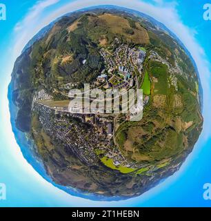 Luftbild, Ortsansicht Ortsteil Altenhundem mit Bahnhof, Erdkugel, Fisheye Aufnahme, Fischaugen Aufnahme, 360 Grad Aufnahme, Tiny World, Altenhundem, Lennestadt, Sauerland, Nordrhein-Westfalen, Deutschland ACHTUNGxMINDESTHONORARx60xEURO *** vue aérienne, vue de la ville Altenhundem avec gare, globe, photo fisheye, photographie à 360 degrés, petit monde, Altenhundem, Lennestadt, Sauerland, Rhénanie du Nord Westphalie, Allemagne ATTENIONXMINDESTHONORARx60xEURO crédit : Imago/Alamy Live News Banque D'Images