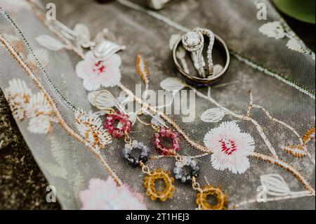 Une paire d'anneaux de mariage placés sur un voile blanc en dentelle, symbolisant l'Union de deux personnes Banque D'Images