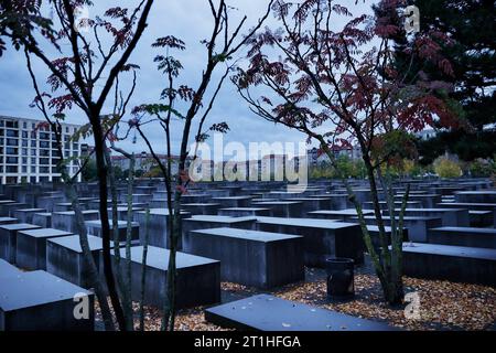 Berlin, Allemagne. 14 octobre 2023. Vue sur le champ de stèles du Mémorial des Juifs assassinés d'Europe, également appelé Mémorial de l'Holocauste. Après l'attaque terroriste du Hamas contre Israël, il y a eu de nombreuses réactions dans toute l'Allemagne. Crédit : Carsten Koall/dpa/Alamy Live News Banque D'Images