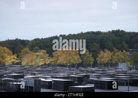 Berlin, Allemagne. 14 octobre 2023. Vue sur le champ de stèles du Mémorial des Juifs assassinés d'Europe, également appelé Mémorial de l'Holocauste. Après l'attaque terroriste du Hamas contre Israël, il y a eu de nombreuses réactions dans toute l'Allemagne. Crédit : Carsten Koall/dpa/Alamy Live News Banque D'Images