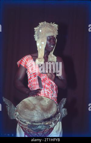 La danse africaine fait référence aux différents styles de danse de l'Afrique subsaharienne. Ces danses sont étroitement liées aux rythmes traditionnels et aux traditions musicales de la région. La musique et la danse font partie intégrante de nombreuses sociétés africaines traditionnelles. Banque D'Images