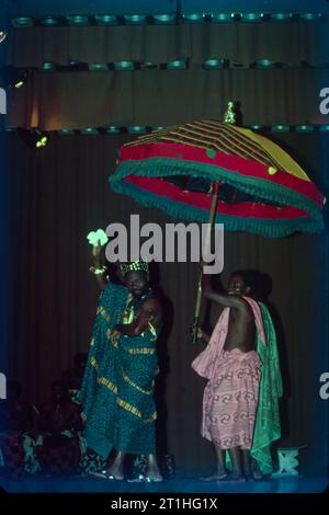 La danse africaine fait référence aux différents styles de danse de l'Afrique subsaharienne. Ces danses sont étroitement liées aux rythmes traditionnels et aux traditions musicales de la région. La musique et la danse font partie intégrante de nombreuses sociétés africaines traditionnelles. Banque D'Images