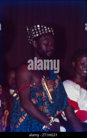 La danse africaine fait référence aux différents styles de danse de l'Afrique subsaharienne. Ces danses sont étroitement liées aux rythmes traditionnels et aux traditions musicales de la région. La musique et la danse font partie intégrante de nombreuses sociétés africaines traditionnelles. Banque D'Images