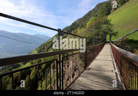 Naturns, Italien, Südtirol 11. Oktober 2023 hier der Blick am Naturnser Sonnenberg oberhalb von Naturns im Vinschgau auf die Hängebrücke über den Kirchgraben nähe Galmein, Am Meraner Höhenweg, wandern, spazieren, Bergwandern, panorama, Tourismus crédit : Imago/Alamy Live News Banque D'Images