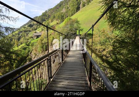 Naturns, Italien, Südtirol 11. Oktober 2023 hier der Blick am Naturnser Sonnenberg oberhalb von Naturns im Vinschgau auf die Hängebrücke über den Kirchgraben nähe Galmein, Am Meraner Höhenweg, wandern, spazieren, Bergwandern, panorama, Tourismus crédit : Imago/Alamy Live News Banque D'Images