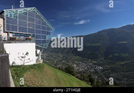 Naturns, Italien, Südtirol 11. Oktober 2023 hier der Blick am Naturnser Sonnenberg oberhalb von Naturns im Vinschgau, die Bergstation der Seilbahn Unterstell, Aufstiegshilfe, Personenbeförderung, wandern, spazieren, Bergwandern, Panorama, Tourismus *** Naturns, Italie, Tyrol du Sud 11 octobre 2023 Voici la vue au Naturnser Sonnenberg au-dessus de Naturns à Vinschgau, la station de montagne du téléphérique Unterstell, ascenseur, transport de passagers, randonnée, marche, randonnée en montagne, panorama, tourisme crédit : Imago/Alamy Live News Banque D'Images