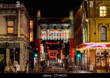 Melbourne, Australie. 11 octobre 2023. Cette photo prise le 11 octobre 2023 montre une scène nocturne dans le quartier chinois de Melbourne, en Australie. Crédit : CHU Chen/Xinhua/Alamy Live News Banque D'Images