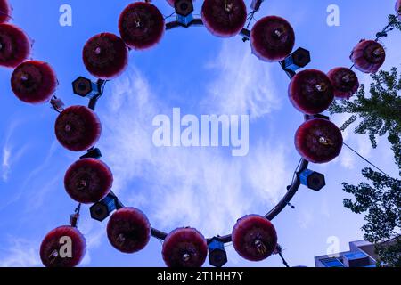 Melbourne, Australie. 11 octobre 2023. Des lanternes rouges sont vues dans le quartier chinois de Melbourne, en Australie, le 11 octobre 2023. Crédit : CHU Chen/Xinhua/Alamy Live News Banque D'Images