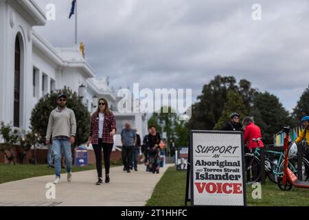 (231014) -- CANBERRA, 14 oct. 2023 (Xinhua) -- les électeurs sortent d'un centre de vote de l'ancien Parlement à Canberra, Australie, 14 oct. 2023. Des bureaux de vote à travers l'Australie ont ouvert pour le premier référendum du pays au 21e siècle, avec les électeurs pour décider s'il faut ou non établir une voix autochtone au Parlement. Des millions d'Australiens voteront samedi "oui" ou "non" sur la proposition de modifier la constitution pour reconnaître les premiers peuples d'Australie en établissant la voix, qui conseillera le Parlement fédéral sur toutes les questions touchant les Aborigènes et les Torres Banque D'Images