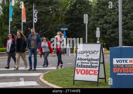 (231014) -- CANBERRA, 14 octobre 2023 (Xinhua) -- les électeurs marchent vers un centre de vote dans l'ancien Parlement à Canberra, Australie, 14 octobre 2023. Des bureaux de vote à travers l'Australie ont ouvert pour le premier référendum du pays au 21e siècle, avec les électeurs pour décider s'il faut ou non établir une voix autochtone au Parlement. Des millions d'Australiens voteront samedi "oui" ou "non" sur la proposition de modifier la constitution pour reconnaître les premiers peuples d'Australie en établissant la voix, qui conseillera le Parlement fédéral sur toutes les questions touchant les Aborigènes et les Torres Banque D'Images