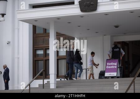 (231014) -- CANBERRA, 14 octobre 2023 (Xinhua) -- les électeurs marchent vers un centre de vote dans l'ancien Parlement à Canberra, Australie, 14 octobre 2023. Des bureaux de vote à travers l'Australie ont ouvert pour le premier référendum du pays au 21e siècle, avec les électeurs pour décider s'il faut ou non établir une voix autochtone au Parlement. Des millions d'Australiens voteront samedi "oui" ou "non" sur la proposition de modifier la constitution pour reconnaître les premiers peuples d'Australie en établissant la voix, qui conseillera le Parlement fédéral sur toutes les questions touchant les Aborigènes et les Torres Banque D'Images