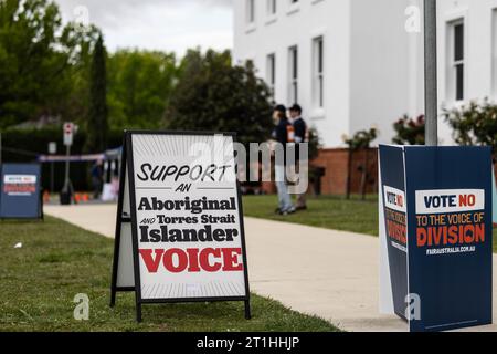 (231014) -- CANBERRA, 14 octobre 2023 (Xinhua) -- des panneaux d'affichage pour le référendum sur la voix des autochtones sont placés devant un centre de vote dans l'ancien Parlement à Canberra, Australie, le 14 octobre 2023. Des bureaux de vote à travers l'Australie ont ouvert pour le premier référendum du pays au 21e siècle, avec les électeurs pour décider s'il faut ou non établir une voix autochtone au Parlement. Des millions d'Australiens voteront samedi "oui" ou "non" sur la proposition de modifier la constitution pour reconnaître les premiers peuples d'Australie en établissant la voix, qui conseillera le Parlement fédéral Banque D'Images