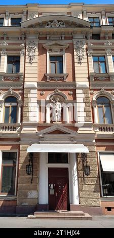 ODESSA, UKRAINE - 16 JUIN 2019 : Ceci est un fragment de façade de l'une des maisons historiques de la vieille ville. Banque D'Images