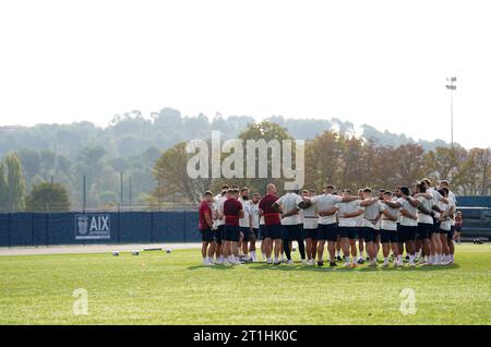 L’Angleterre se blottit lors d’une séance d’entraînement au Stade Georges-Carcassonne à Aix-en-Provence, France. Date de la photo : Samedi 14 octobre 2023. Banque D'Images