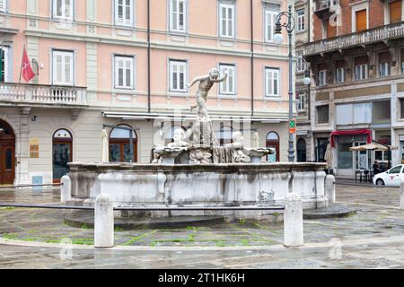 Trieste, Italie - avril 08 2019 : Fontaine Giovannin Ponterosso (italien : Fontana del Giovannin del Ponterosso) sur la Piazza del Ponterosso. Banque D'Images