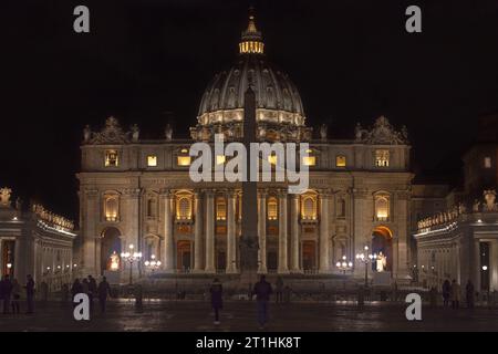 St. La place Pierre (en italien : Piazza San Pietro, en latin : Forum Sancti Petri) est une grande place située juste en face de St. Basilique de Pierre dans le V. Banque D'Images