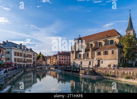 Quai de l'ile et Quai Perrière, sur la rivière Thiou, et l'église Saint François, à Annecy, haute-Savoie, France Banque D'Images