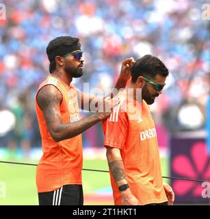 Coupe du monde de cricket masculin ICC INDE 2023 : I INDIA VS PAKISTAN : l'Inde a remporté le lancer et a décidé de jouer. Fans à l'humeur jubilante. Joueurs indiens avant le match. Virat Kohli crédit : Seshadri SUKUMAR/Alamy Live News Banque D'Images