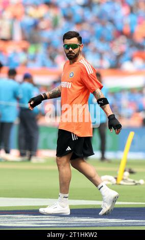 Coupe du monde de cricket masculin ICC INDE 2023 : I INDIA VS PAKISTAN : l'Inde a remporté le lancer et a décidé de jouer. Fans à l'humeur jubilante. Joueurs indiens avant le match. Virat Kohli crédit : Seshadri SUKUMAR/Alamy Live News Banque D'Images