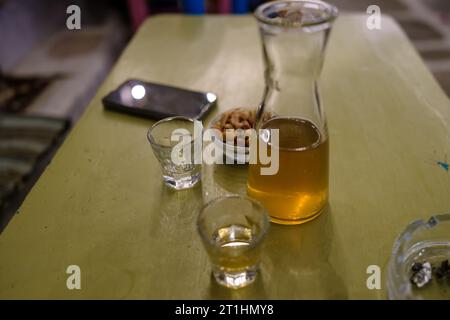 Rakomelo, une boisson alcoolisée grecque combinant raki ou tsikoudia avec du miel, de la cannelle et d'autres herbes Banque D'Images