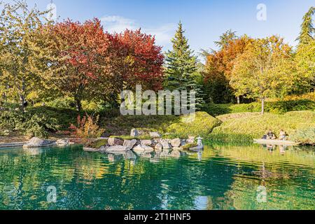 Le jardin japonais de Dijon aux couleurs automnales. Le jardin japonais à Dijon aux couleurs de l'automne. Banque D'Images