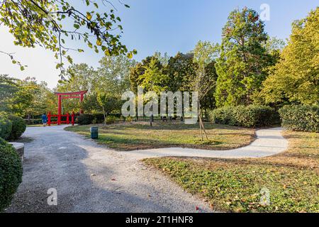 Le jardin japonais de Dijon aux couleurs automnales. Le jardin japonais à Dijon aux couleurs de l'automne. Banque D'Images