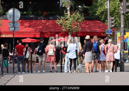 Les piétons attendent le feu vert pour pouvoir traverser la route au passage pour piétons. Paris, France Banque D'Images